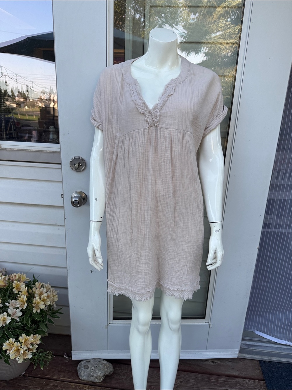 Zenana Med Light Blush Gauze Tunic Dress with Ruffle Trim af pockets like new